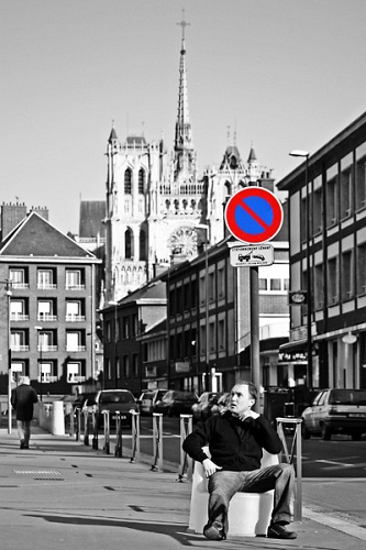 Un si long silence… et un stationnement interdit près de la cathédrale gothique d'Amiens…